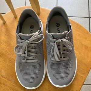 New Kizik “hands off” sneakers. Never worn out of the house. Too big for me 😕